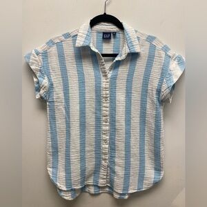 4 for $25 💙 GAP Striped Short Sleeve Button-Up Shirt 💙 - Medium